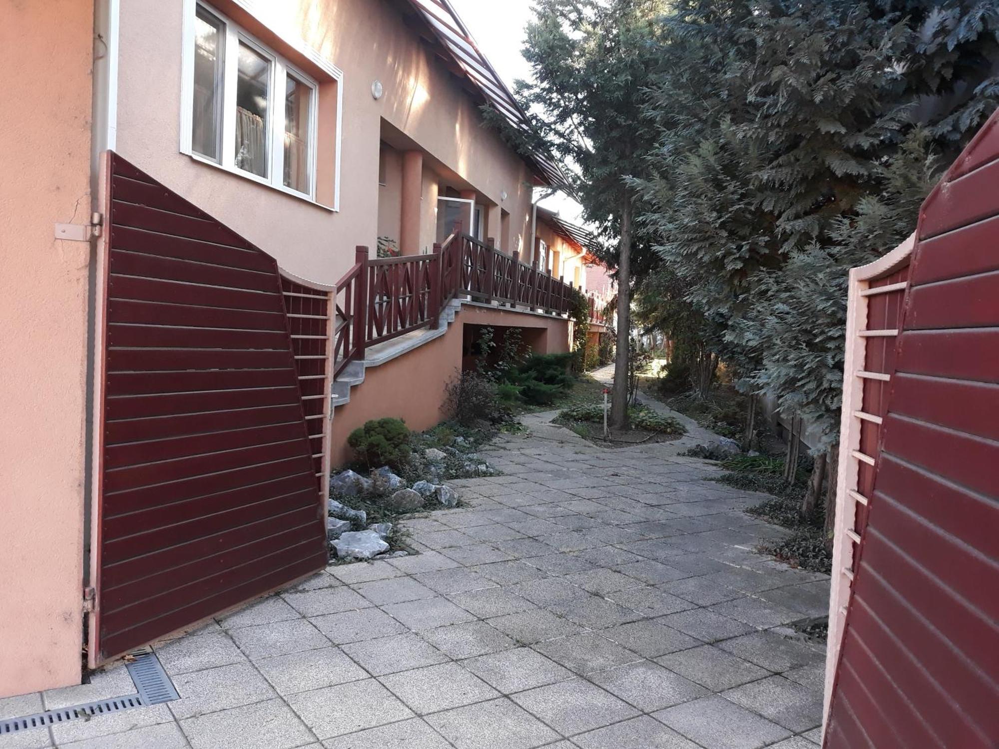 Kenezy Lux Apartman Vendeghaz Хайдусобосло Экстерьер фото